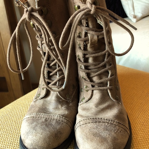 Roxy lace up concord boots with studded detail and back zipper. Size 6. - Picture 4 of 4